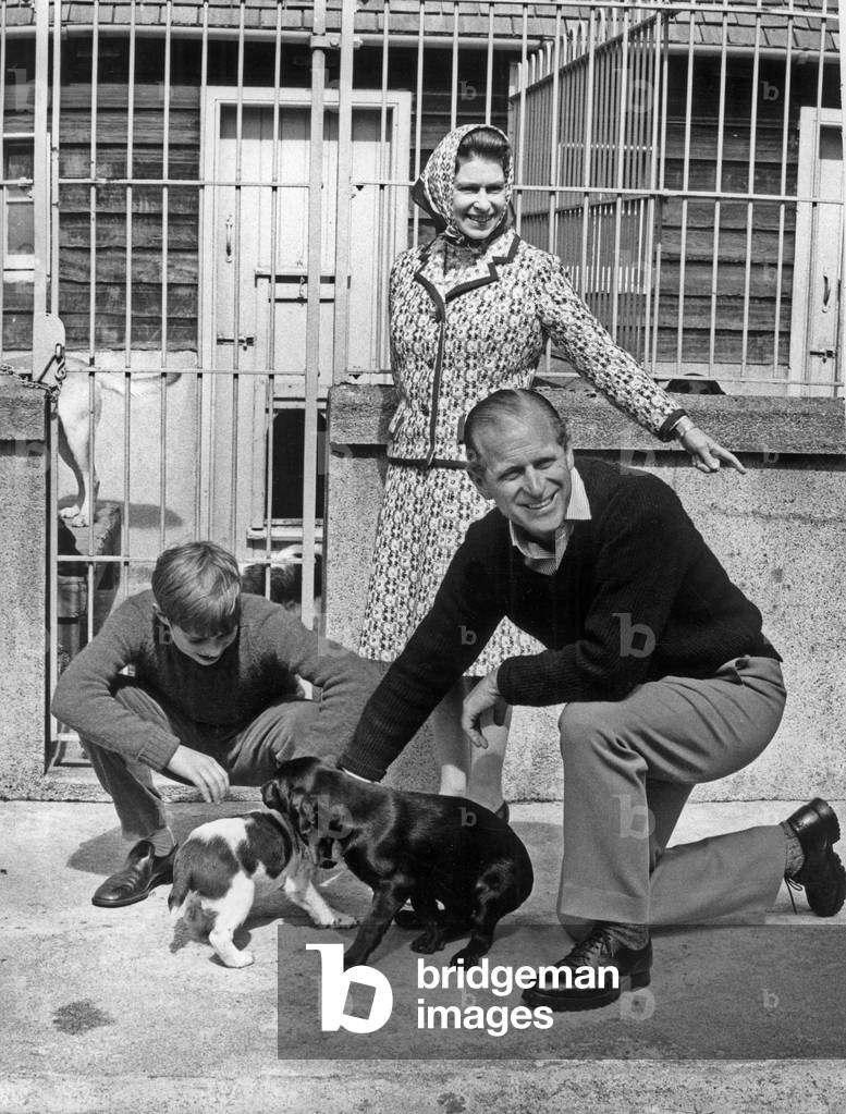 Elizabeth II of England with the family, 1972 (b/w photo)