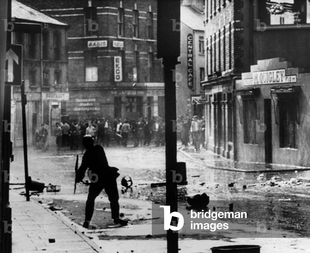 Riots in Londonderry, Northern Ireland : demonstrators charging against soldiers with bottles and bricks, July 21, 1969