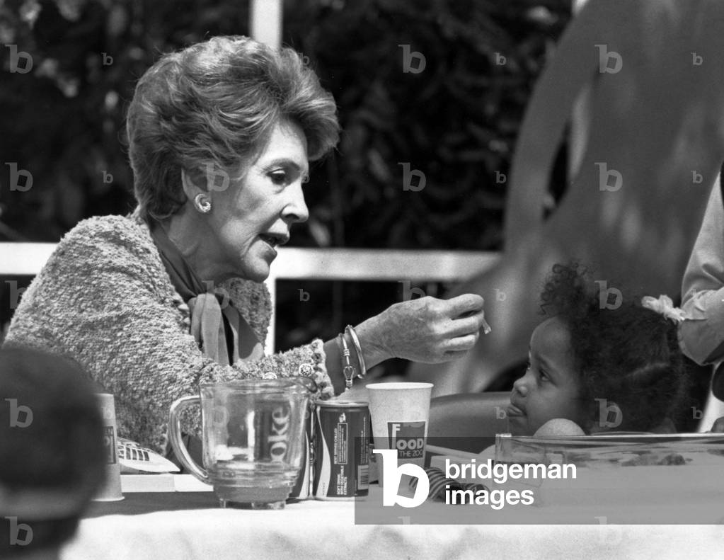 Nancy Reagan having lunch with children in a zoo in London, June 8, 1984 (photo)