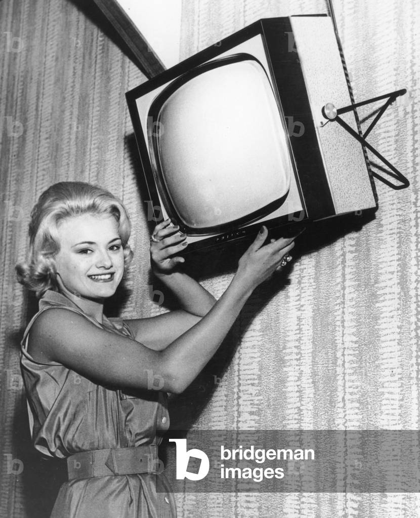 Wall and tilt TV