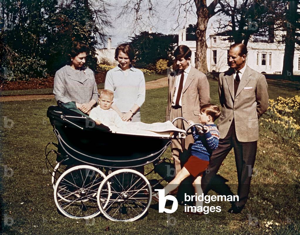 Elizabeth II of England with the family, 1965 (photo)