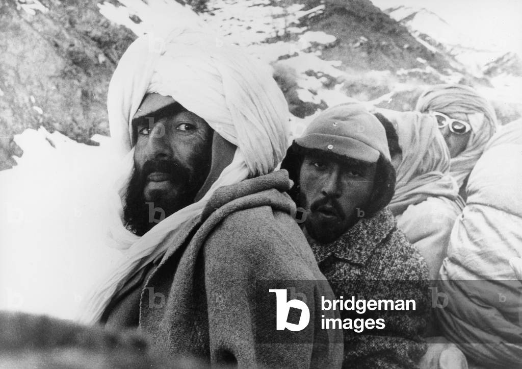 Mujaheddins Afgani Resistance Fighters Leave Pakistan For Afghanistan For The Spring Offensive Against The Russians Guerre War (b/w photo)