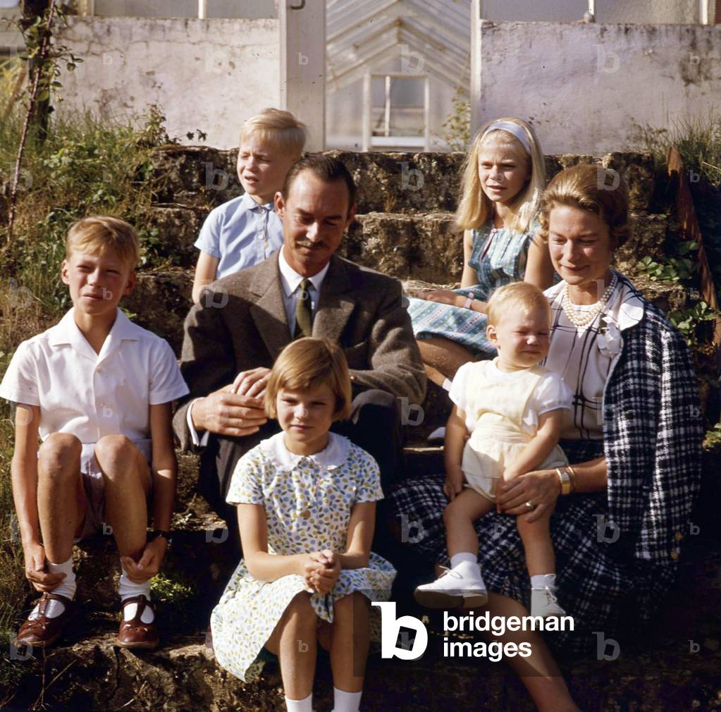 Grand Duke Jean of Luxembourg and his wife Grand Duchess Josephine-Charlotte of Luxembourg with their children in Botzdorf castle september 10, 1964 : foreground : princess Margaretha ;  c : prince Henri (future Grand Duke), Grand Duke Jean, Grand Duchess Josephine Charlotte with prince Guillaume ; background : prince Jean and princess Marie-Astrid (photo)