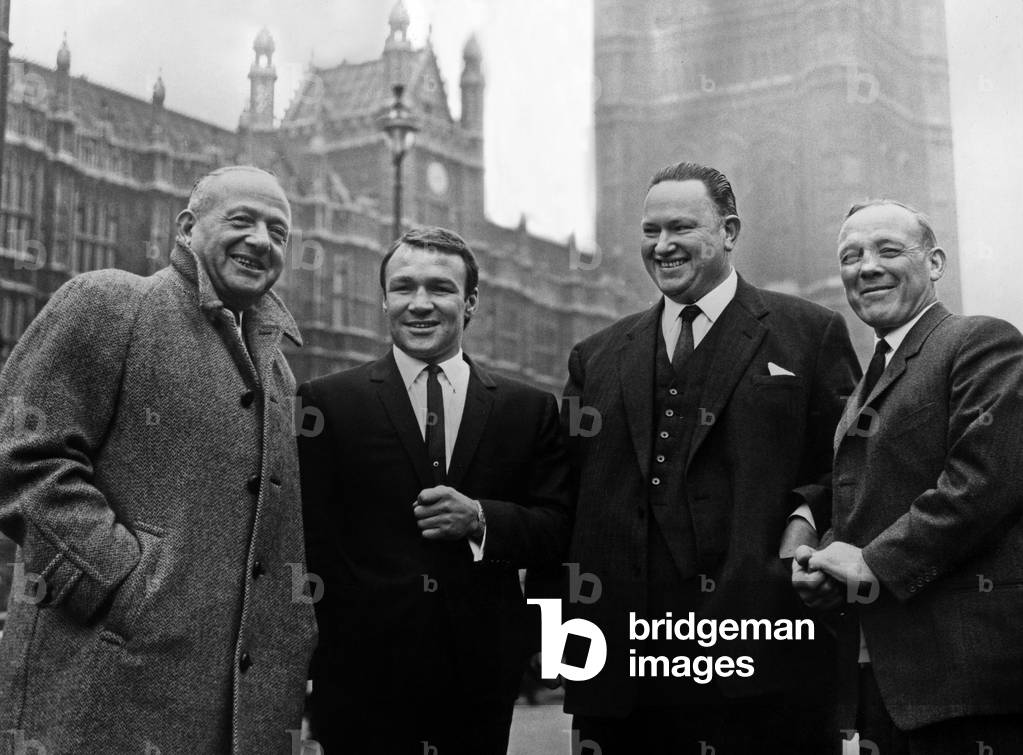 British Boxer Dave Charnley After Go To The House Of Commons Sign A Big Combat Contract Here With Jack Solomons (Left) His Manager Arthur Boggls (Right) And Arthur Lewis On October 28, 1964 (b/w photo)