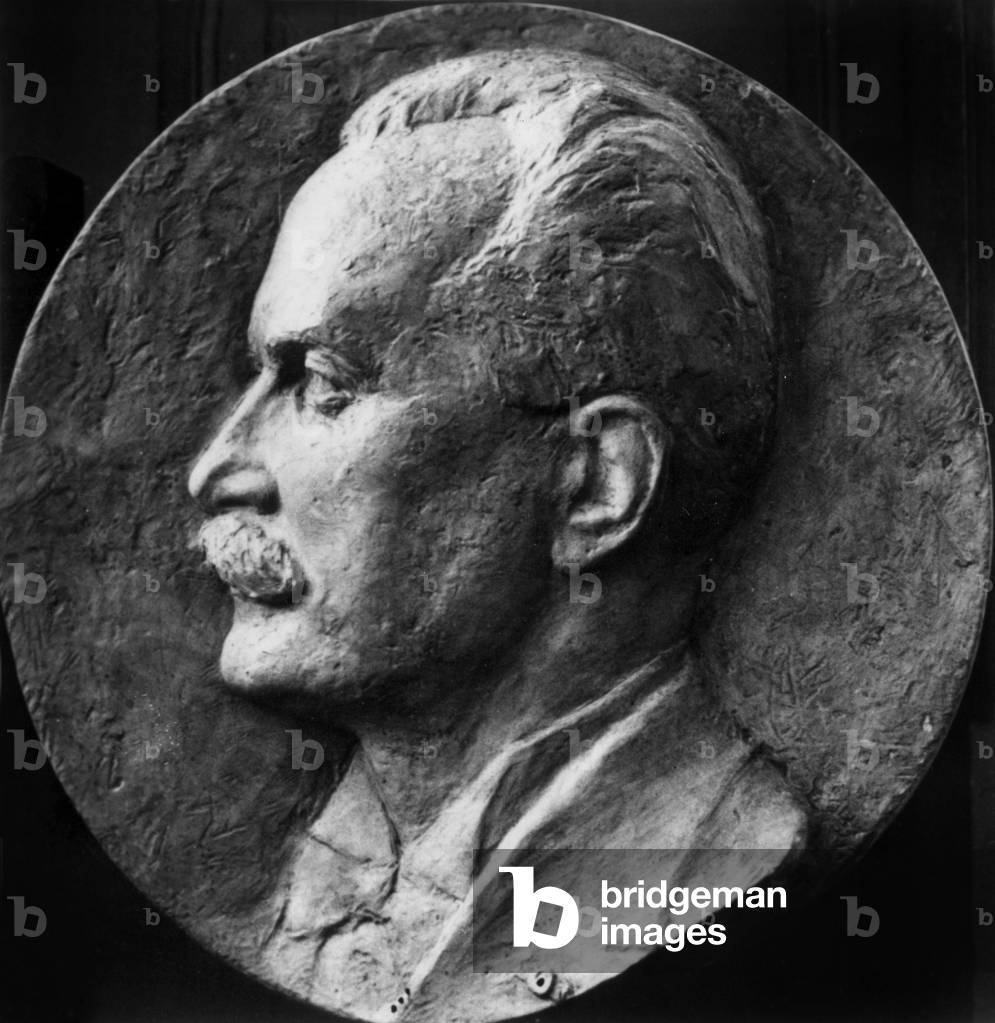 Medaillon En Bronze De 30 Cms De Diametre Du Sculpteur Josettecoeffin, Sur Le Monumant A La Memoire Du President Albertlebrun ---Medallion By Josettecoeffin, in The Monument of The Memory of Albert Lebrun (b/w photo)