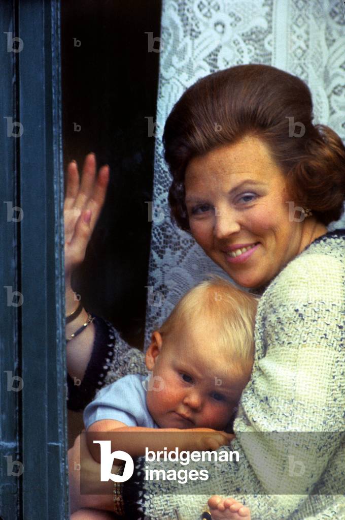 Princess Beatrix of the Netherlands, holding in her arms her son prince Willem Alexander, in janvier 1968 , picture for her 30th birthday (photo)