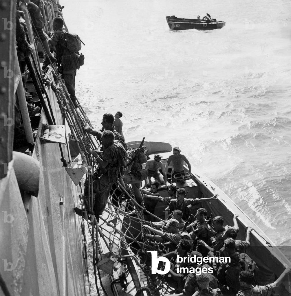 during The Suez Crisis: The Disembarkation of French Troops in Egypt, 1956 (b/w photo)