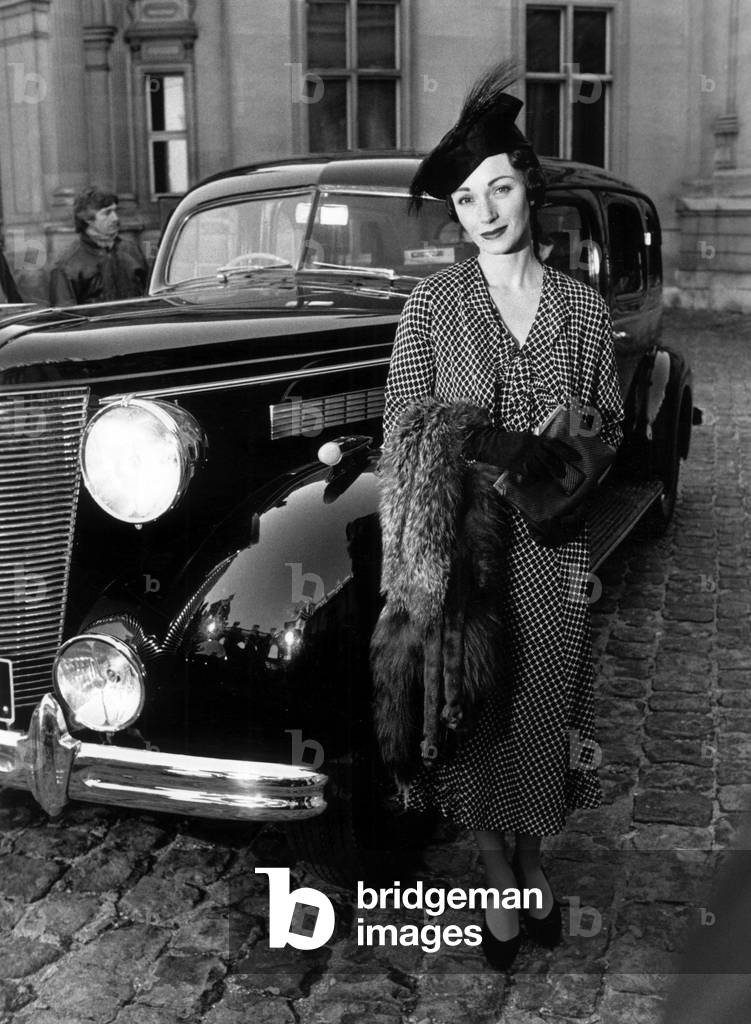 Jane Seymour In A Cinema Version By Wallis Simpson In February 1987 (b/w photo)