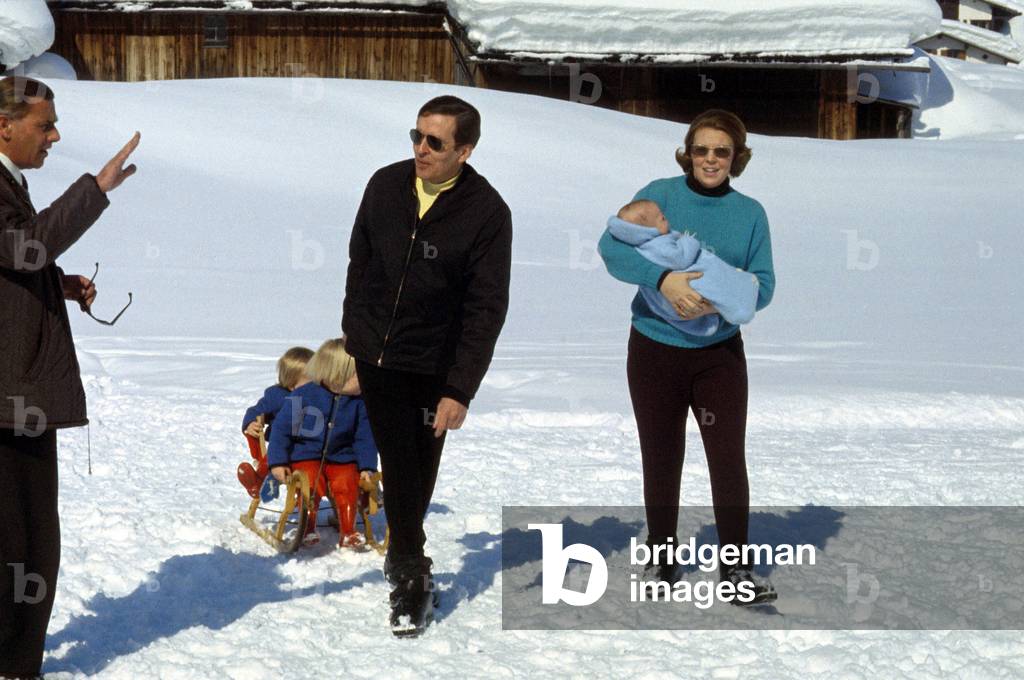 Beatrice of Holland with Prince Claus George von Amsberg of Holland at winter sports with their children prince Willem Alexander and prince Johan Friso in 1970 (photo)