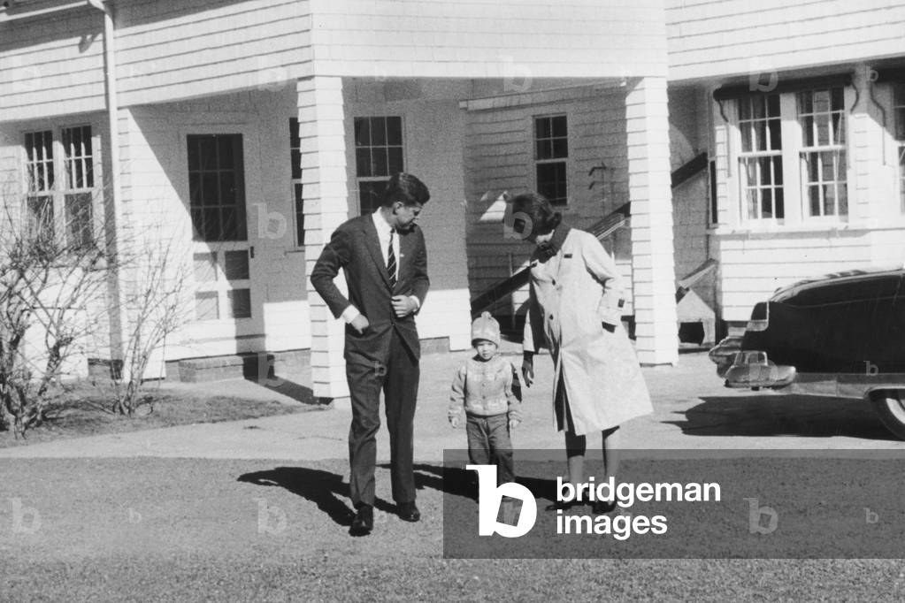 President Famille Family John and Jackie Kennedy (Pregnant) With Their Daughter Caroline November 11, 1960 (b/w photo)
