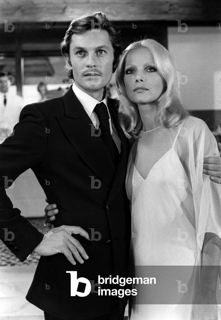 Helmut Berger et Virna Lisi sur le plateau du film « Love Me Strangely », 1970 (photo b/w)