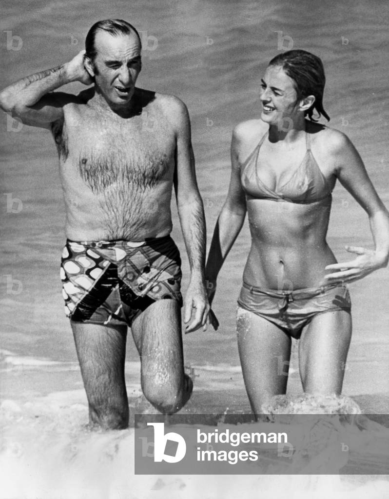 Emilio Pucci With Rosnay Baroness in Bahamas on January 8, 1968 (b/w photo)