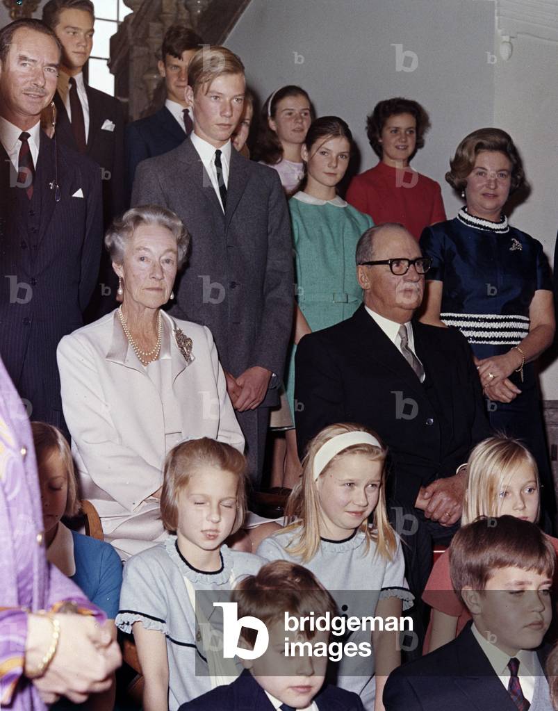 Octobre 1969, noces d'or (50 ans de mariage) de la grande duchesse Charlotte de Luxembourg et du prince Felix : 1er rang : Anita de Hohenberg, Tatiana de Holstein-Ledreborg, Antonia de Holstein-Ledreborg 2e rang : la grande duchesse Charlotte de Luxembourg et le prince Felix 3e rang : le grand duc Jean de Luxembourg, son fils le prince Henri, sa fille la princesse Margaretha, Elisabeth de Luxembourg duchesse de Hohenberg (en bleu marine) --- October 1959, 50th anniversary of wedding of grand duchess Charlotte of Luxembourg and prince Felix : 1st row : Anita of Hohenberg, Tatiana of Holstein-Ledreborg, Antonia of Holstein-Ledreborg 2nd row : grand duchess Charlotte of Luxembourg and prince Felix 3rd row : grand duke Jean of Luxembourg, his son Henri, his daughter Margaretha, Elisabeth of Luxembourg duchess of Hohenberg (photo)