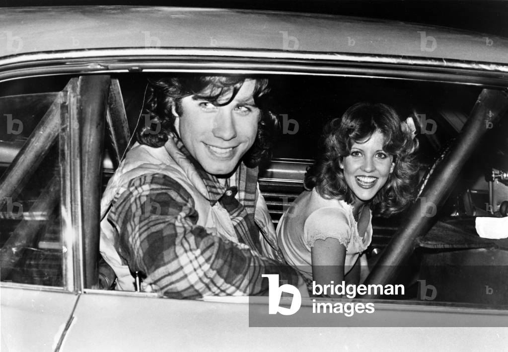 John Travolta et Nancy Allen sur le plateau du film « Carrie » en 1976 (photo b/w)