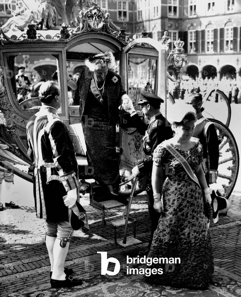 Opening of Parliament : queen Juliana of Holland arriving in the Golden Coach at Knights Hall in The Hague coming down from the coach assisted by Prince Bernhard and preceeded by Princesse Margaret september 17, 1963 (photo)