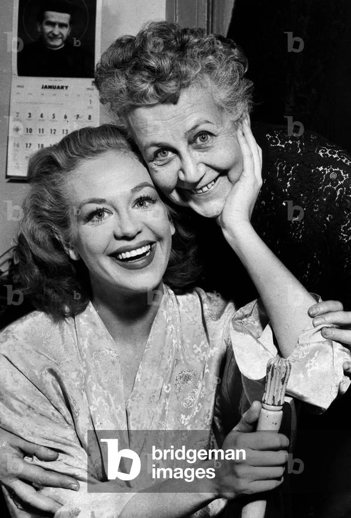Hildegarde Neff Et Frau Frieda Ulfestieg A La Comedie De Cole Porter Silk Stockings 1964 Hildegard Knef  (b/w photo)