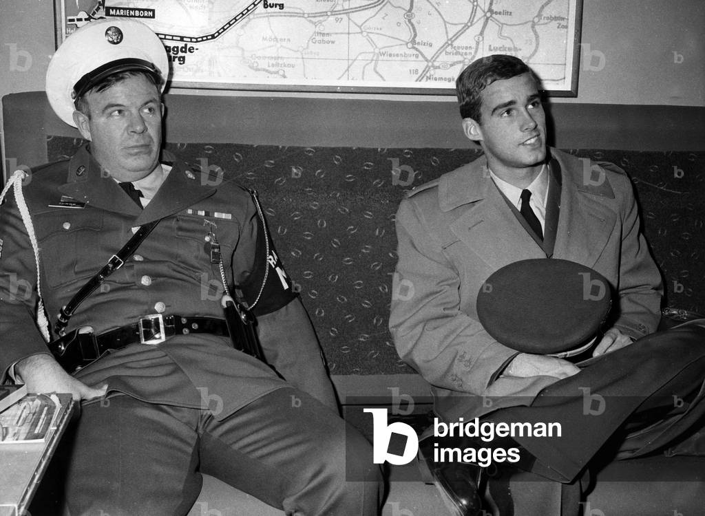 Sean Flynn (fils d'Errolflynn's) en Allemagne sur le tournage du film « Delay in Marienborn (Verspatung in Marienborn) », 1963 (photo b/w)