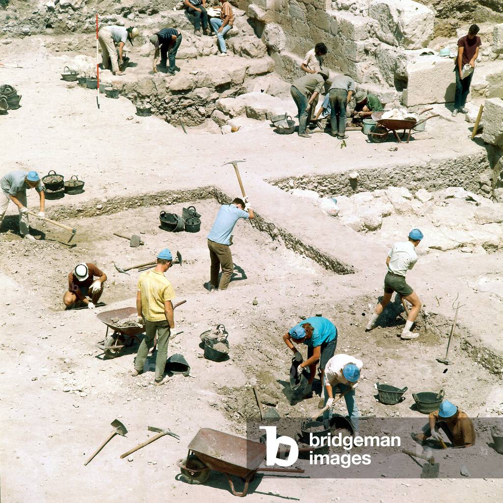 Team of Archaeologist Benjamin Mazar during The First Excavations Since Six Days War Around The Wailing Wall in Jerusalem : Foundations of Herod 'S Palace (1St Century Bc) July 12, 1970 (photo)