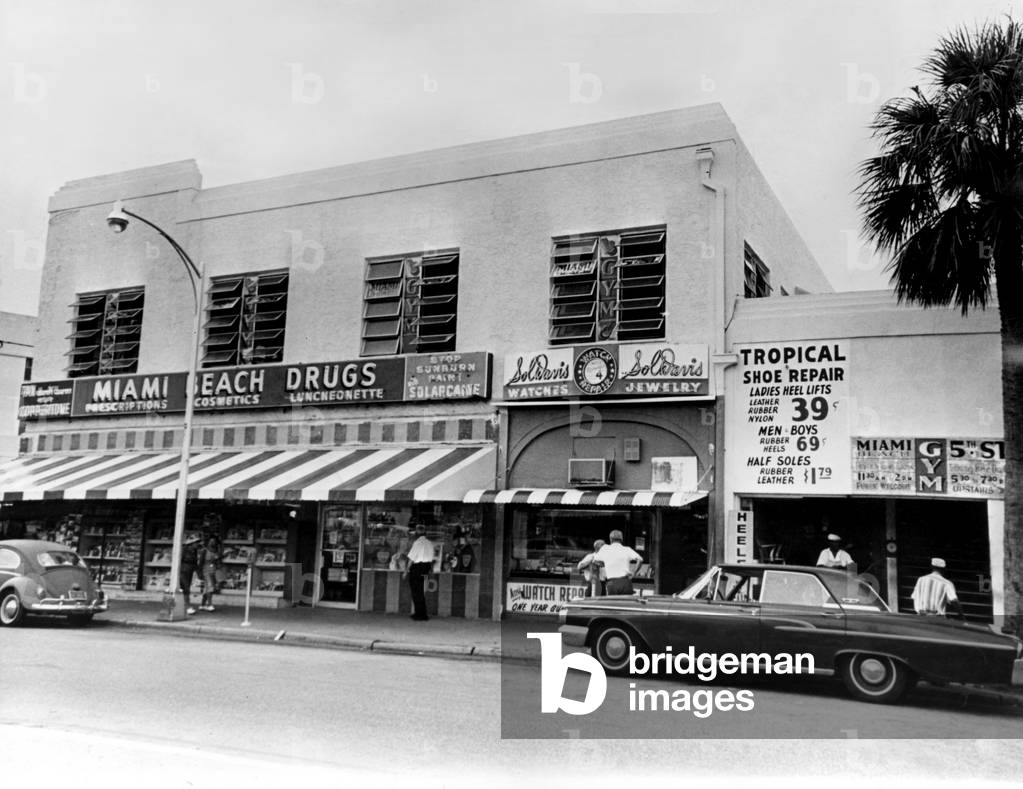 Above The Durgstore : Dingy Gym of Mohammed Ali (Cassius Clay) on April 27, 1965 in Miami (b/w photo)
