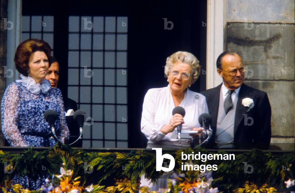 speech of Juliana (r, behind her, her husband prince Bernhard) after the coronation of her daughter queen Beatrix of Holland, here with husband prince Claus Georg Von Amsterg april 30, 1980 (photo)