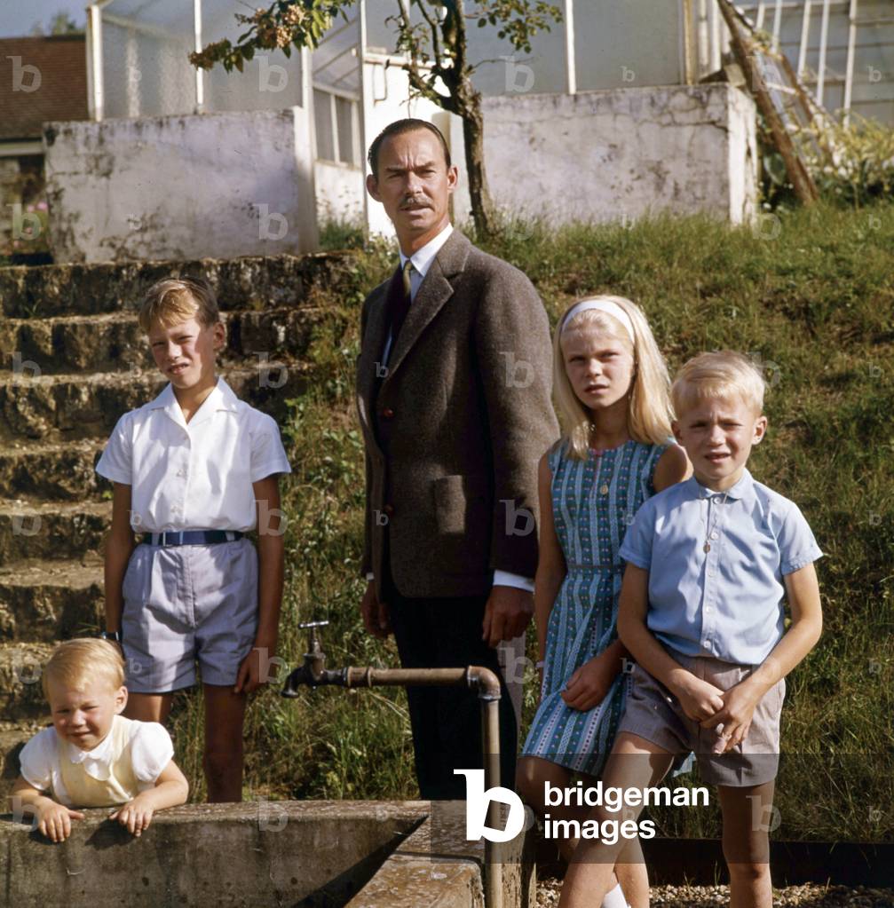 Grand Duke Jean of Luxembourg with his children at Betzdorf castle on september 10, 1964 : l-r : prince Guillaume, prince Henri, Grand Duke Jean, princess Marie-Astrid, prince Jean (photo)