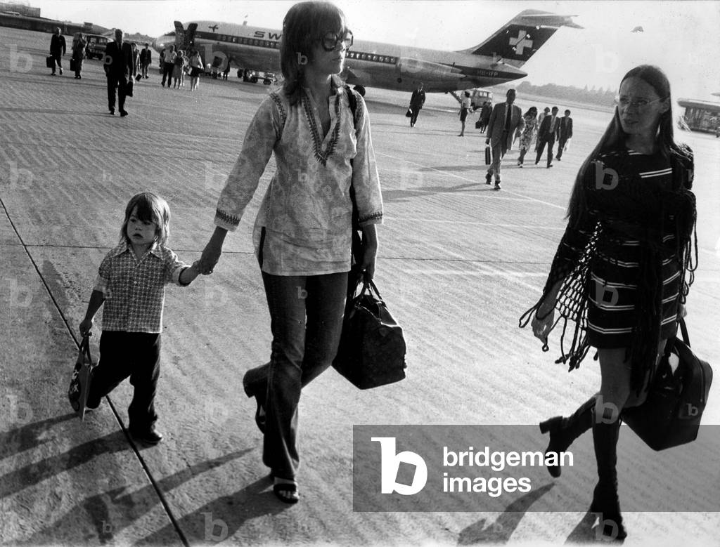 Jane Fonda with her daugther Vanessa at Geneva airport on july 28, 1971 (photo)