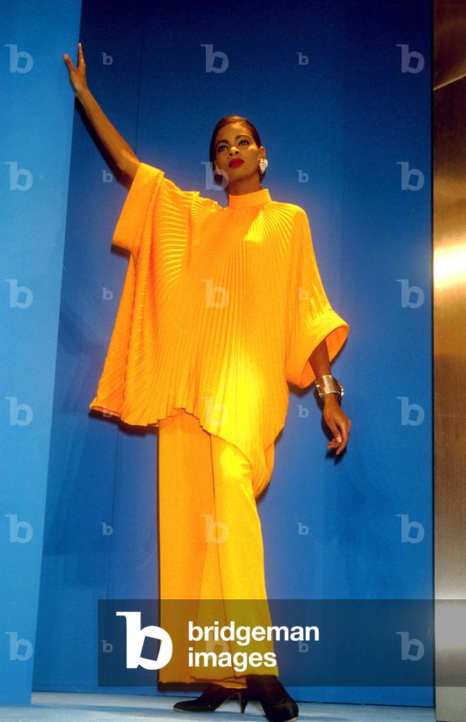 Pierre Cardin Fashion For Summer 1991 : Ample Yellow Shirt on A Long Skirt (photo)