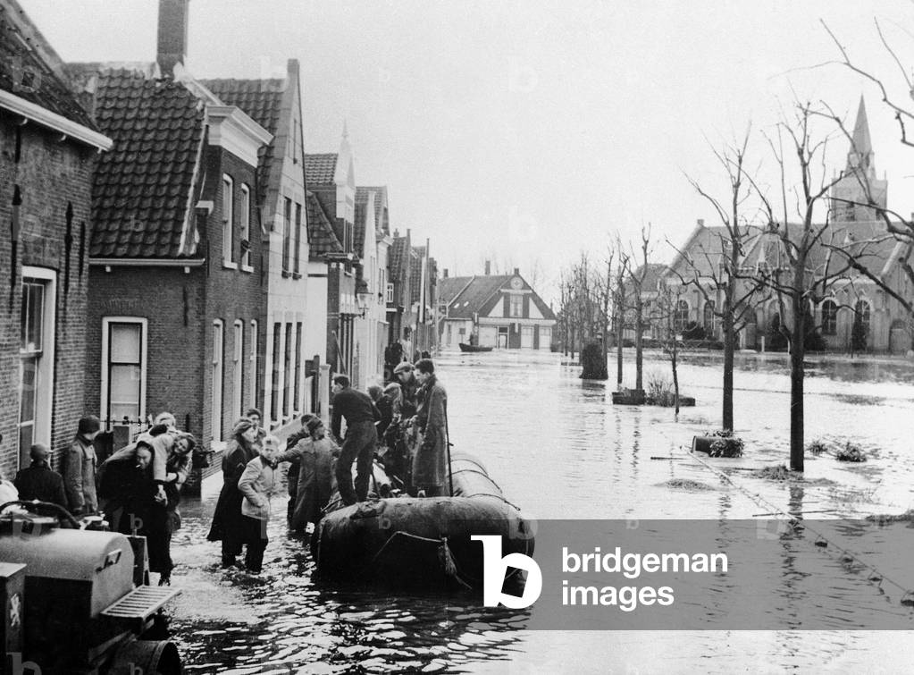 Flood in Netherlands february 1953 : boat evacuation of the inhabitants by rescue team canot pneumatique rubber inflatable dinghy (photo)