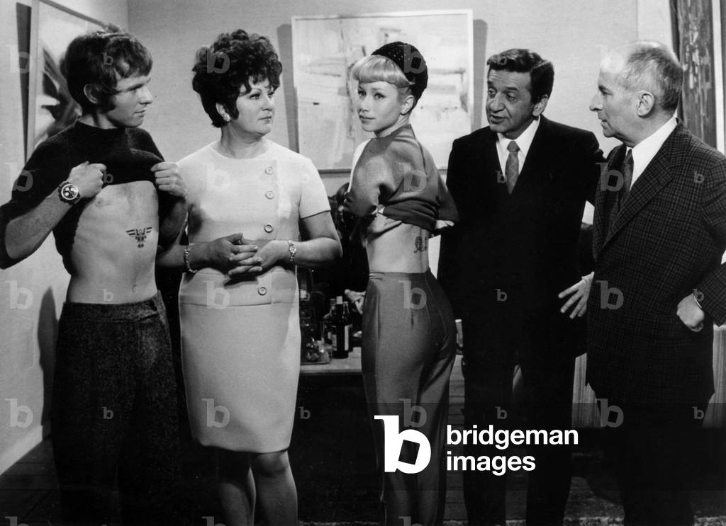 Le Tatoue De Denys De La Patelliere Avec Dominique Davray, Louis De Funes, Pierre Gueant Et Lyne Chardonnet Le 6 Avril 1968 (b/w photo)