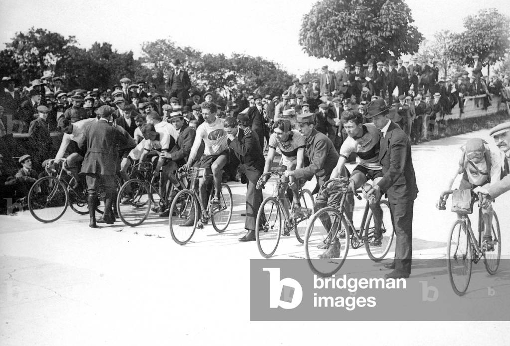 departure for Granville Paris , France, cycling race during the great war