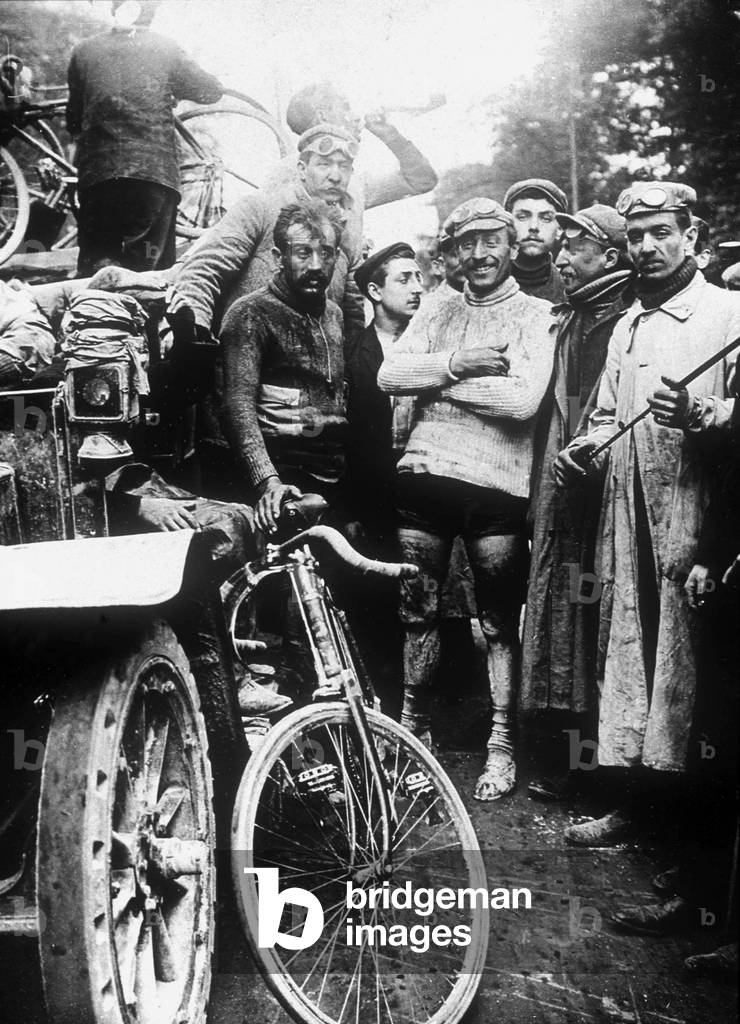 Arrival of cyclist race Bordeaux-Paris 1908 : Emile Georget and Cyril Van Hauwaert
