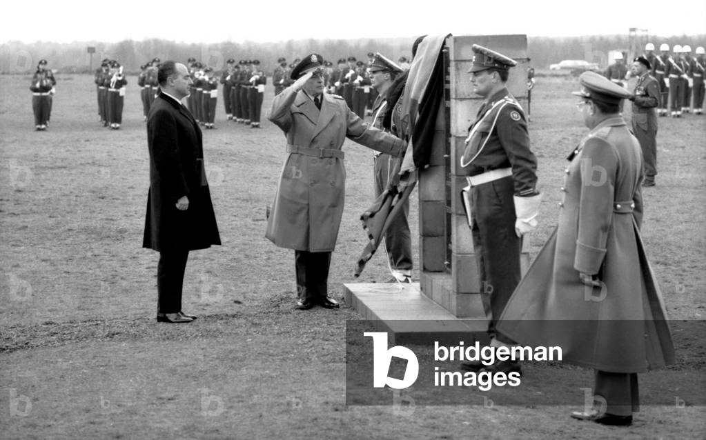 Neg: C49373 General Lyman Lemnitzer (Supreme Commander of Allied Forces in Europe) in the presence of Mr Van Den Boeymants (Belgian Prime Minister) unveils the monument commemorating the inauguration of the work of the Shape in Casteau (Belgium) on 18 November 1966
