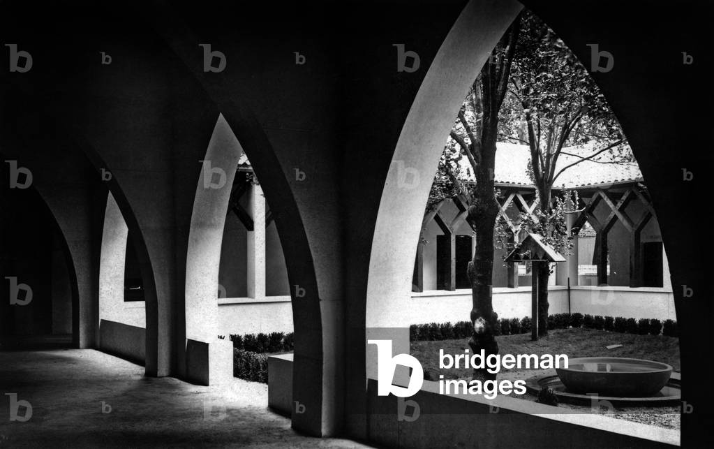 World Fair, Paris, 1937 : the papal pavilion : the cloister (architect Jean Guy)