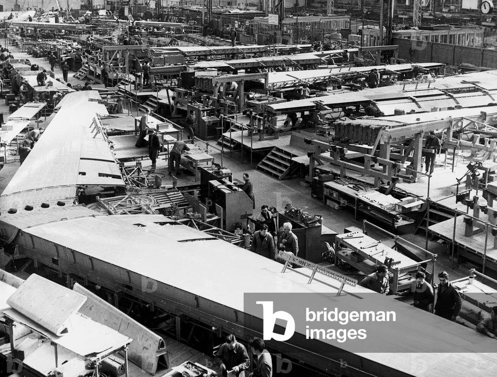 Sud aviation fActory : assembly of the wing surface of caravel in Bouguenais (France), April 1959