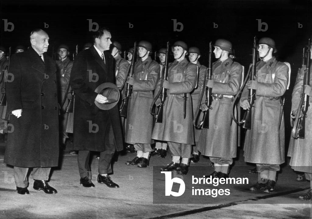 The American vice-présidente Richard Nixon looking at the Austrian guard of honour with the doctor Scharp (Austrian vice-chanceliers) after his arrival at the Vienne airport in Germany, December 20, 1956