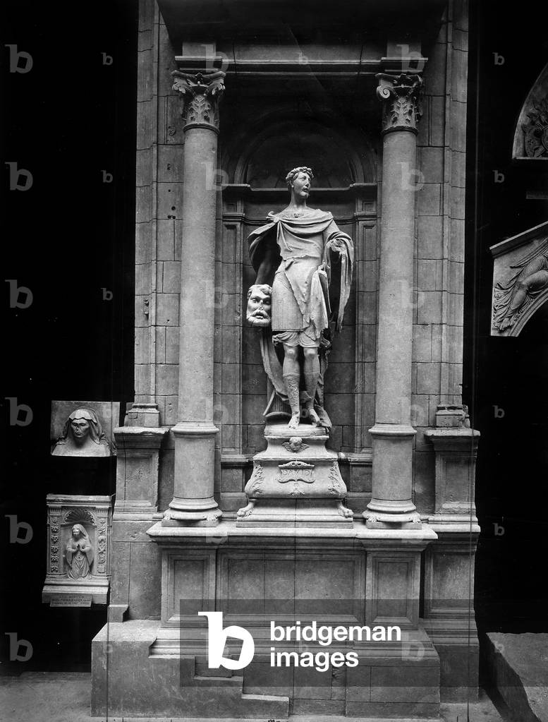 Moulding a scultpure of the 