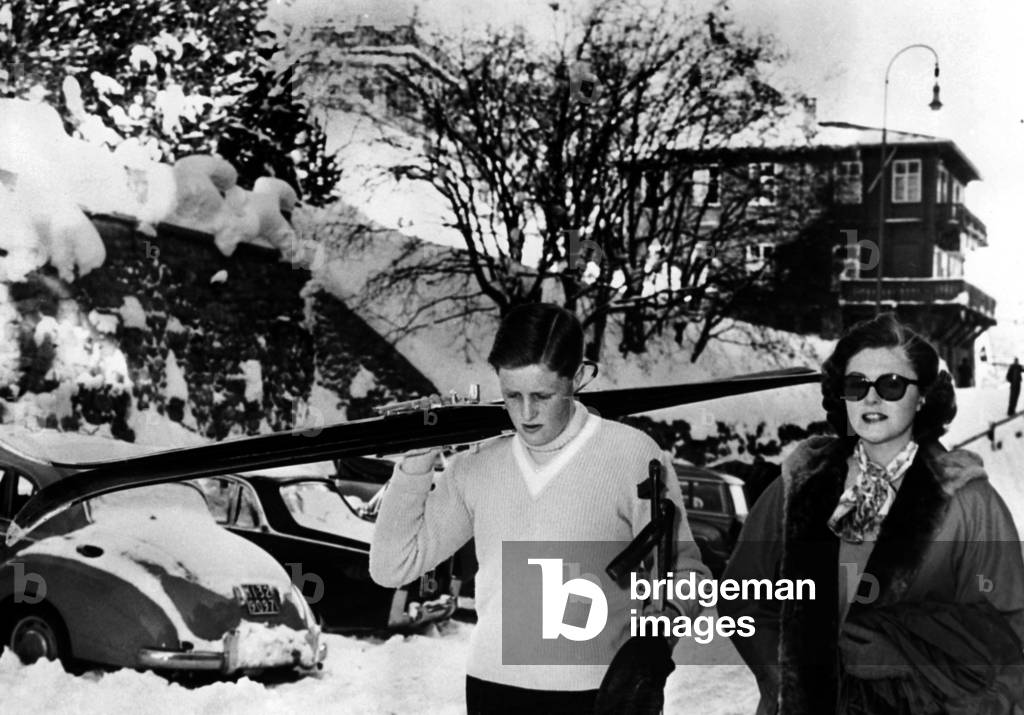 Winston Churchill junior (grandson of WinstonChurchill) and his mother Pamela Churchill, born Pamela Digby first wife of RandolphChurchill (1911-1968), which will become in 1971 Mrs. AverellHarriman, in Saint Moritz on December 30, 1958
