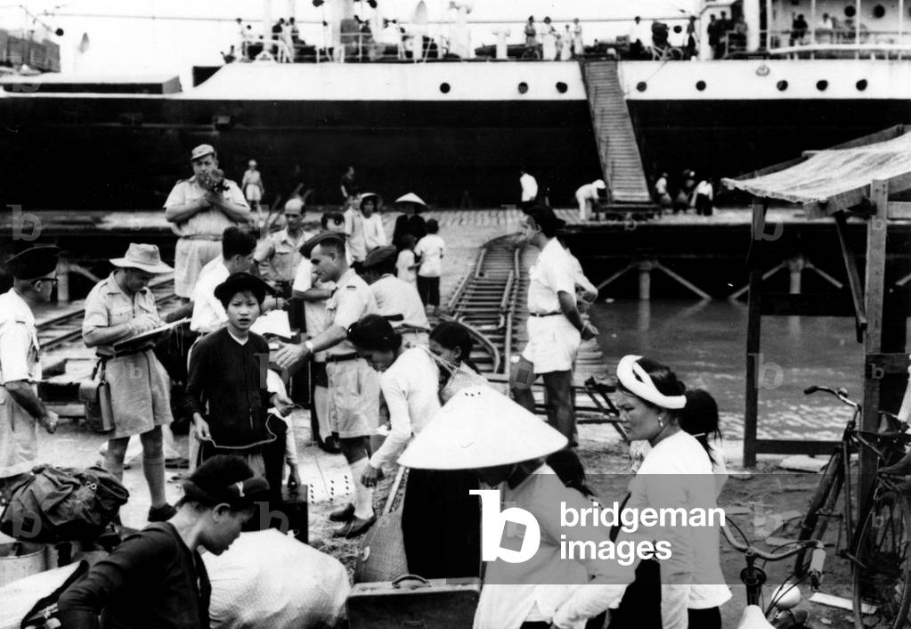Civilians in North Vietnam August 1954, at the end of the war in Indochina