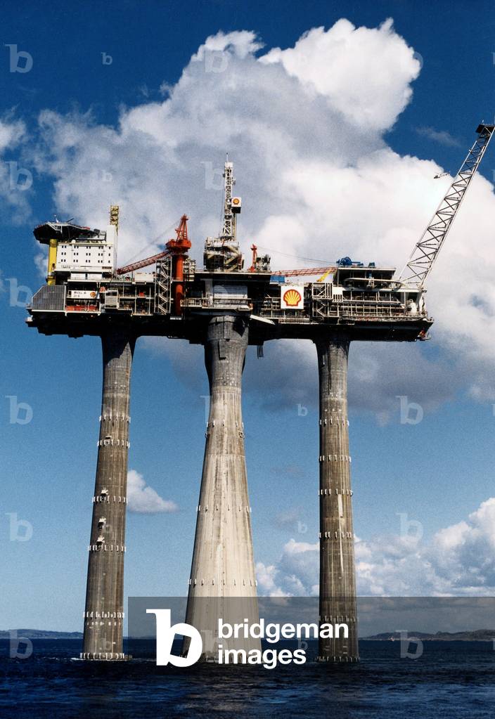 with a toall height of 472 meters, the troll platform is the tallest concrete structure in the world the total wheight of the platform is 678500000kg, Stavanger, Norge, Norway May 12, 1995