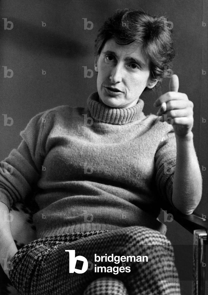 Isabel Alvarez de Toledo, Duchess of Medina Sidonia, Spanish writer, has a juniper answering journalists. October 13, 1970
