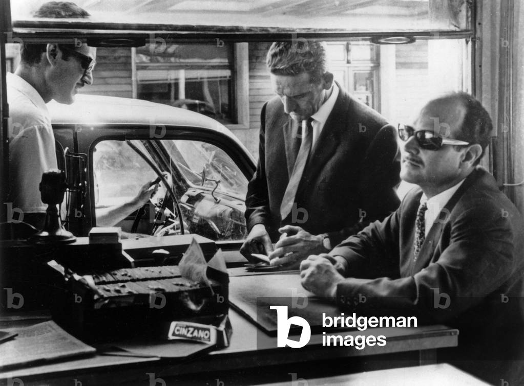 Neg: A2174PL Checkout at the border post in Spain on 13 August 1964