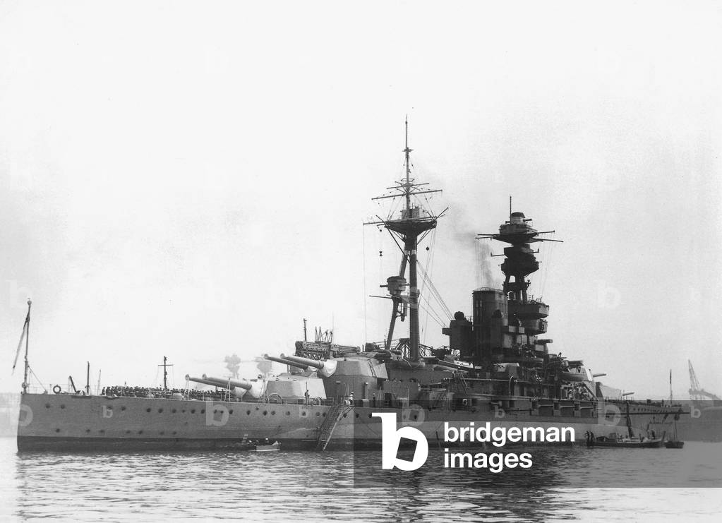 Le H M S Royal OAK de la Marine Anglaise, construit entre 1913 et 1917, ici en Septembre 1937 - The H M S Royal OAK of the British Marine, constructed for the Royal Navy between 1913 and 1917, here in September 1937