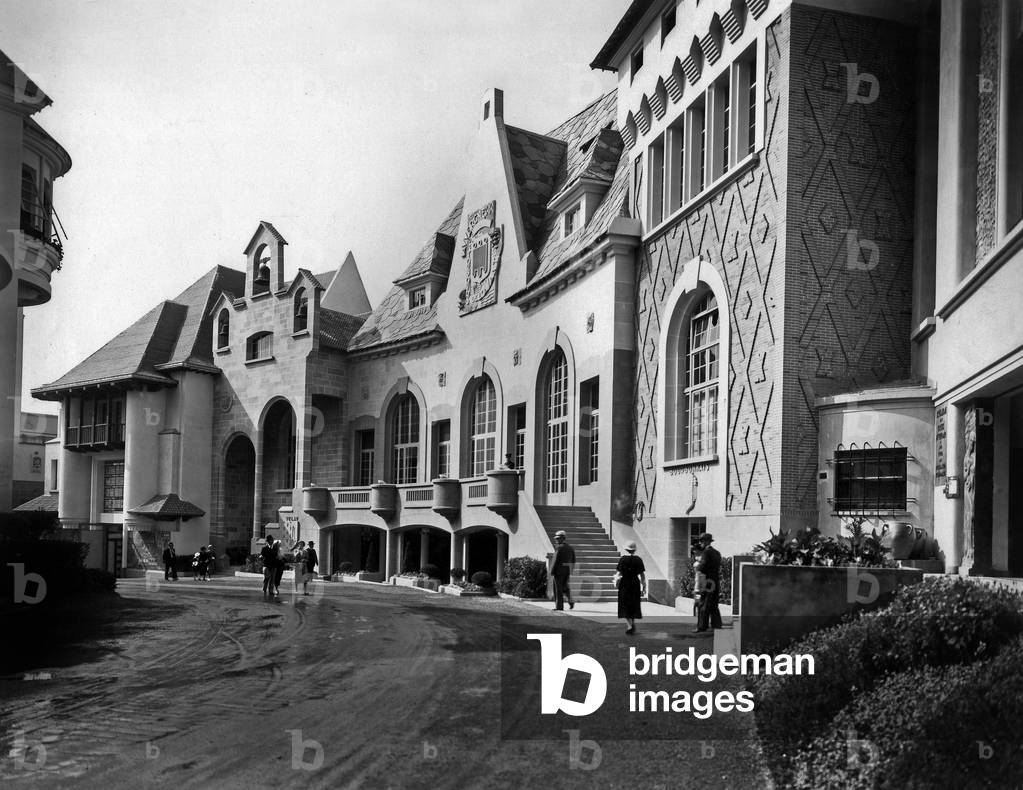 World Fair, Paris, 1937 : the pavilions of French regions (Velay, Auvergne, Bourbonnais)