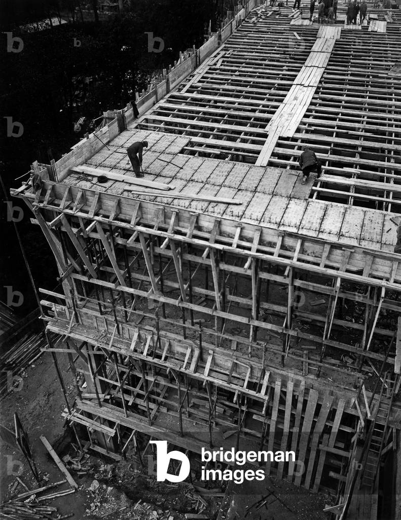 Works in area of Trocadero in Paris for 1937 world fair : building of the 