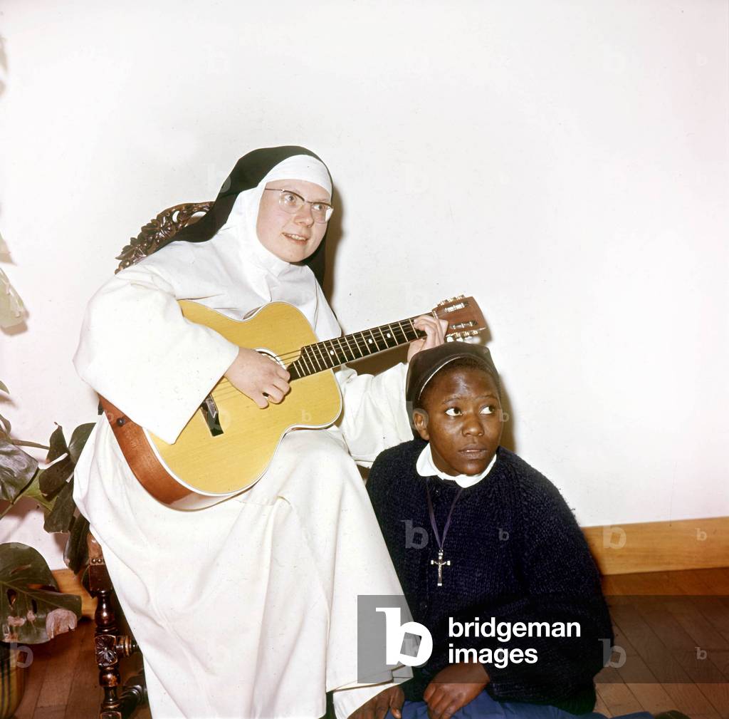 Belgian singing nun Jeanine Deckers (1933-1985) called Soeur Sourire (Sister Smile) , with Sister Clotilde playing guitar in February 1963 with her friend Clotilde in Brussels