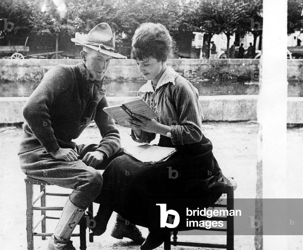 American soldier learning French with a French woman, 1917-1918
