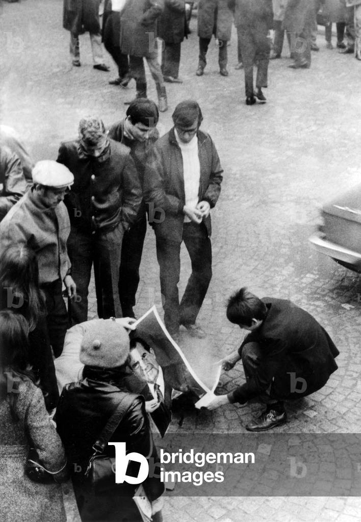 Demonstration to protest against American policy in Vietnam during the war : demonstrators burning American President Nixon's portrait in Paris March 1st, 1969 Etats Unis United States USA