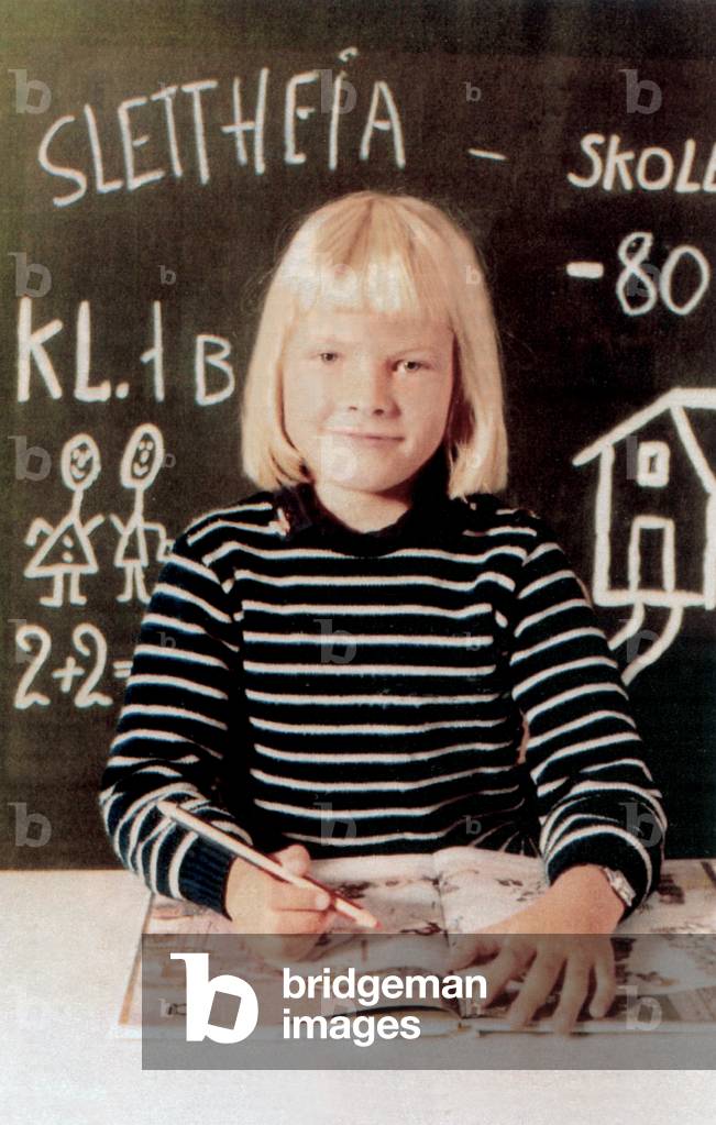 Mette-Marit Tjessem Hoiby born August 19, 1973 in Kristiansand in Norway and raised by her single mother. Here at school in 1980. Future wife of Haakon of Norway. Mette Marit Tjessem Hoiby born on August 19, 1973 and future Queen of Norway. Here at school in 1980.