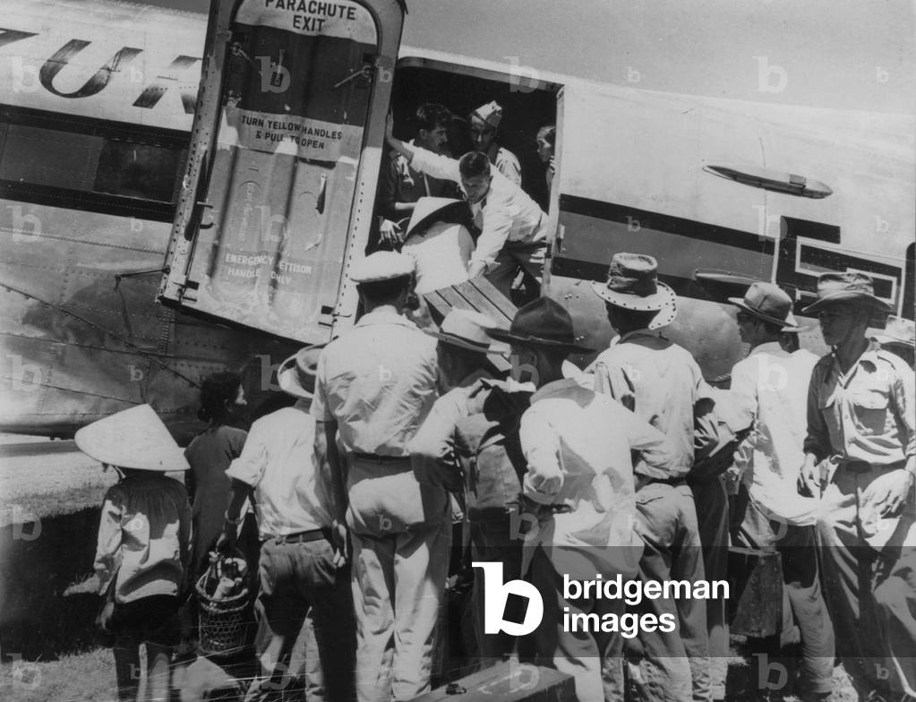 In Indochina, evacuation of the refugees of Dong Hoi area on July 30, 1954 (after Indochina War) : boarding of the refugees in planes