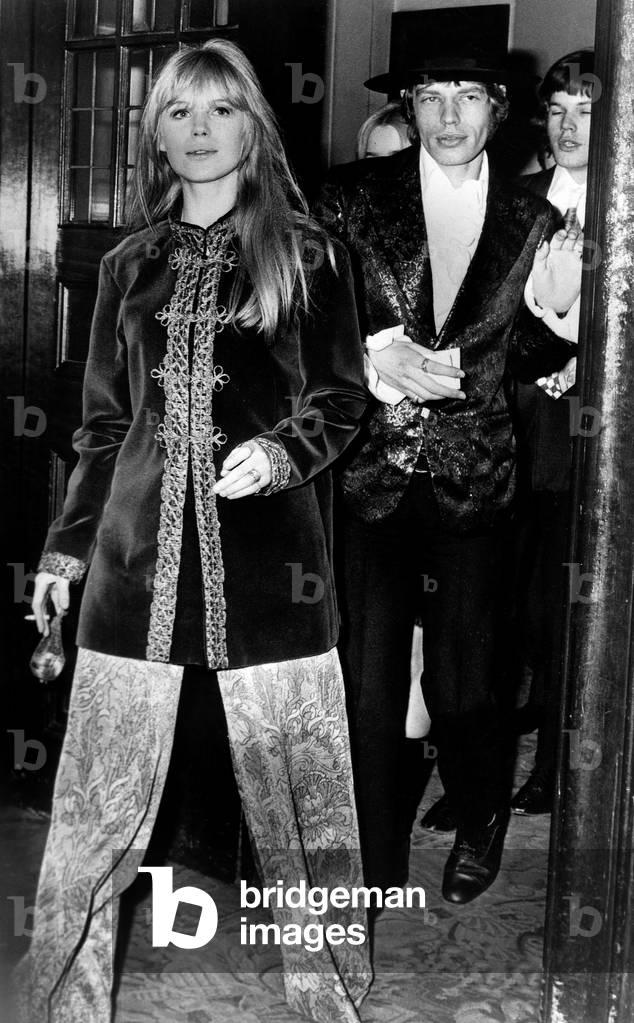 Singer Marianne Faithfull and Mick Jagger at Covent Garden February 25, 1967 mode fashion
